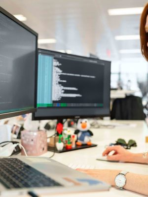 Cono de advertencia sobre teclado representando ciberprotección Cono de advertencia sobre teclado representando ciberprotección